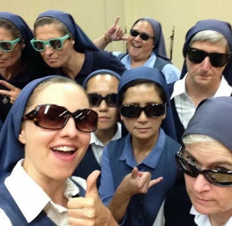 foto de várias freiras com óculos juntas