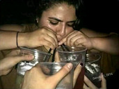 foto de uma garota bebendo de vários copos com canudos