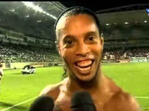 foto do Ronaldinho Gaúcho sorrindo, em um momento que ele pede a jornalista em namoro