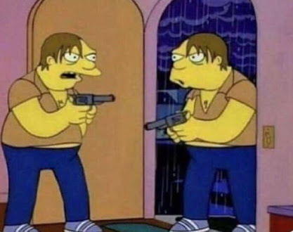 personagem dos Simpsons entrando em uma casa armado e se deparando com uma cópia sua também armada